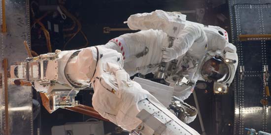 EVA des astronautes Mike Good et Mike Massimino